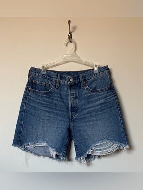 Levi’s • 501 • Mid Thigh • 28